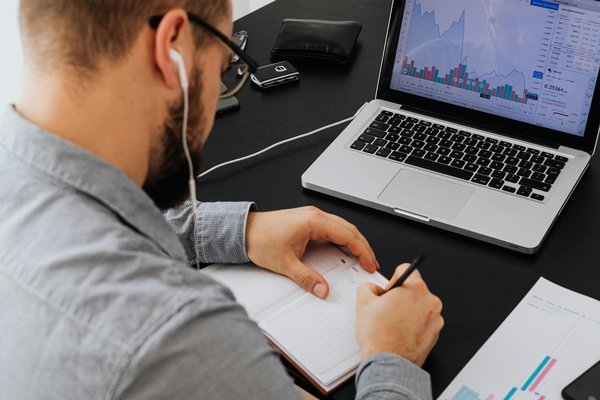 What are the benefits of quantum computing hardware in the UK?